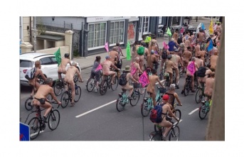 İngiltere’de binlerce kişi çıplak bisiklet sürdü