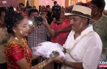Belediye başkanı timsahla evlendi
