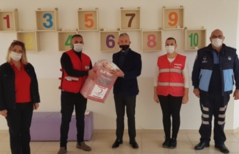 Kuzey Kıbrıs Türk Kızılayı İskele şubesi’nden İskele okullarına bağış