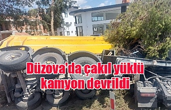 Düzova'da çakıl yüklü kamyon devrildi