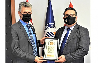 KKTC Kamu Hizmeti Komisyonu Başkanı Köseoğlu’ndan DAÜ Rektörü Prof. Dr. Hocanın’a ziyaret