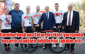 Cumhurbaşkanı Tatar, bisiklet yarışında başarılı olanlara ödüllerini takdim etti
