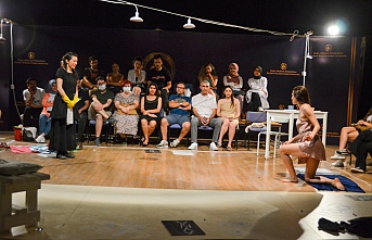 DAÜ’de “Tırnak içinde hizmetçiler” tiyatro oyunu sahnelendi