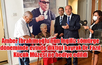 Amber İbrahimoğlu’nun İngiliz sömürge döneminde evinde diktiği bayrak Dr. Fazıl Küçük Müzesi’ne hediye edildi