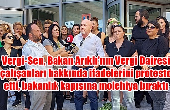 Vergi-Sen, Bakan Arıklı'nın Vergi Dairesi çalışanları hakkında ifadelerini protesto etti, bakanlık kapısına molehiya bıraktı