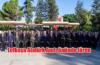 Lefkoşa Atatürk Anıtı önünde tören