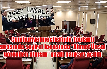 Cumhuriyetmeclisi'nde Toplantı sırasında seyirci locasında “Ahmet Ünsal görevden alınsın” yazılı pankart açıldı