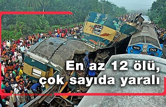 Bangladeş'te yük treni yolcu treni ile çarpıştı
