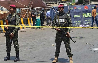 Pakistan'da intihar saldırısı ve çatışmalarda 25 asker öldü