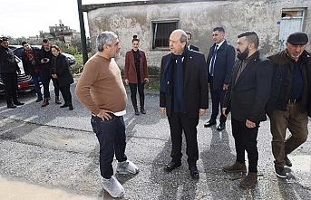 Cumhurbaşkanı Tatar, Geçitkale’de evlerini su basan iki aileyi ziyaret etti