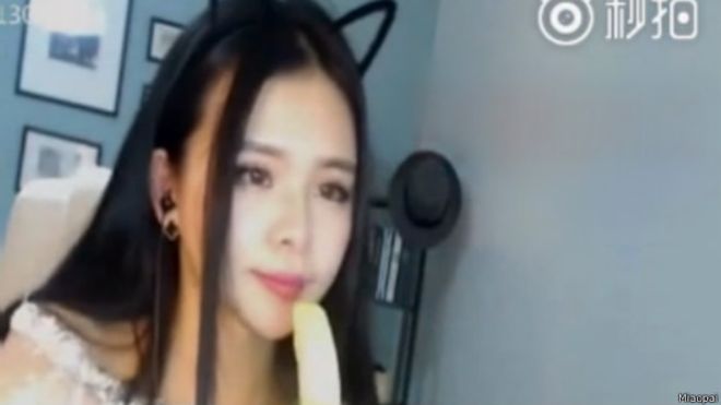 Çin, internette 'erotik tarzda' muz yemeyi yasakladı