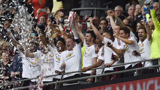 Manchester United kupayı kazandı!