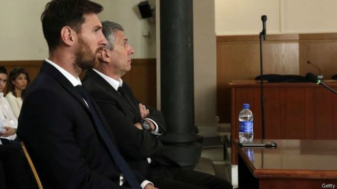 Messi ve babasına 21'er ay vergi kaçırma cezası!