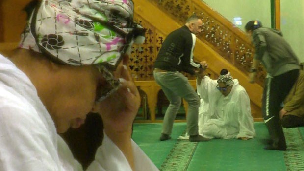 Oya Aydoğan'a dua için gittiği camide zor anlar yaşadı