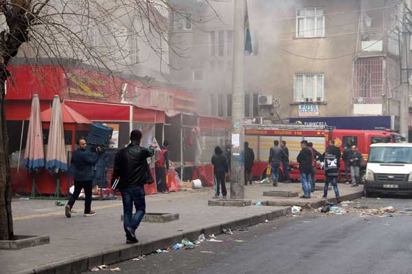 SON DAKİKA..! Diyarbakır'da şiddetli çatışma: 3'ü polis 6 yaralı