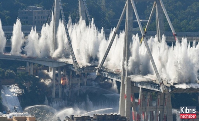 43 Kişinin Öldüğü Otoyol Köprüsü Patlayıcılarla Yıkıldı