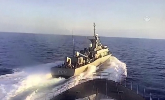 ABD savaş gemisi Rus savaş gemisinin önünü kesti