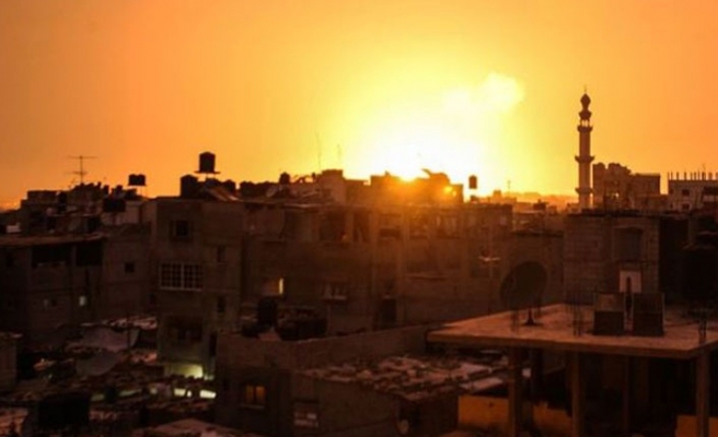 İsrail Gazze'ye hava saldırılarını sürdürüyor