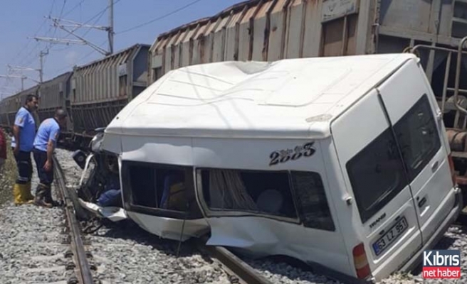 Mersin'de yük treni servis minübüsüne çarptı! Ölü ve yaralılar var