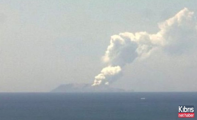 Yeni Zelanda'da yanardağ lav püskürtmeye başladı