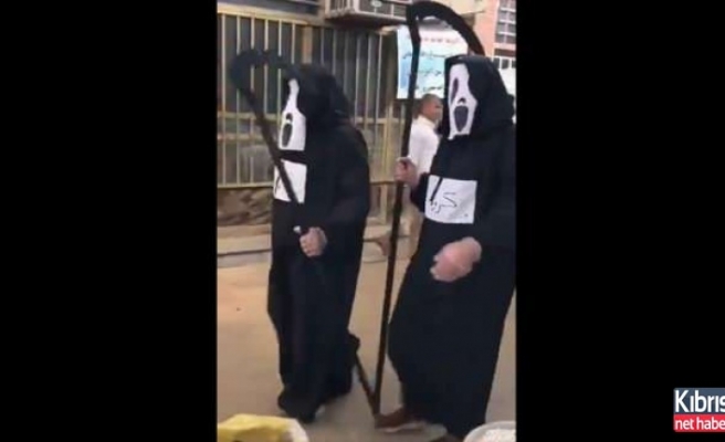 Azrail kostümü giyip halkı koronavirüse karşı uyardılar