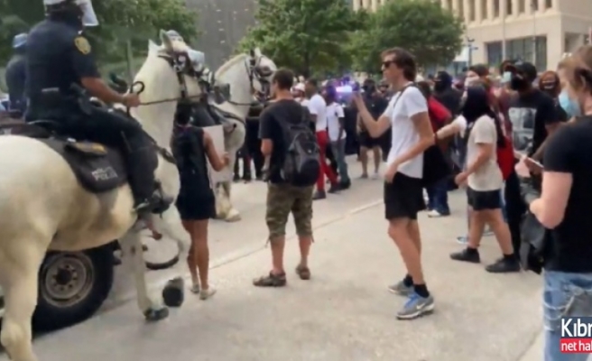 Bir polis göstericiyi at ile ezdi