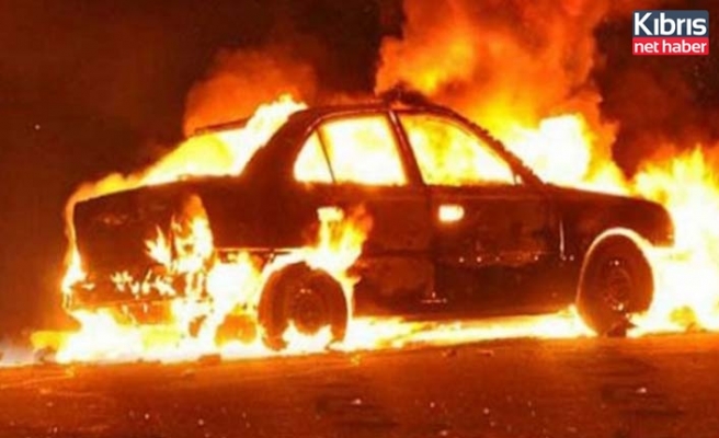 Gazimağusa'da iki araç tamamen yandı