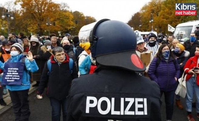 Almanya'da Covid-19 önlemlerinin sertleştirilmesi protestoların fitilini ateşledi