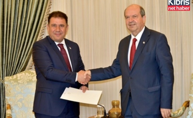 Cumhurbaşkanı Tatar, hükümeti kurma görevini UBP başkan vekili Saner'e verdi