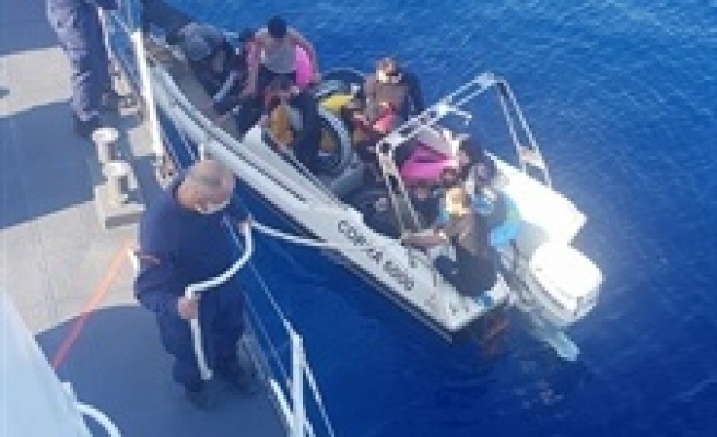 Kayalar açıklarında bir teknede Suriye uyruklu 13 göçmen tespit edildi