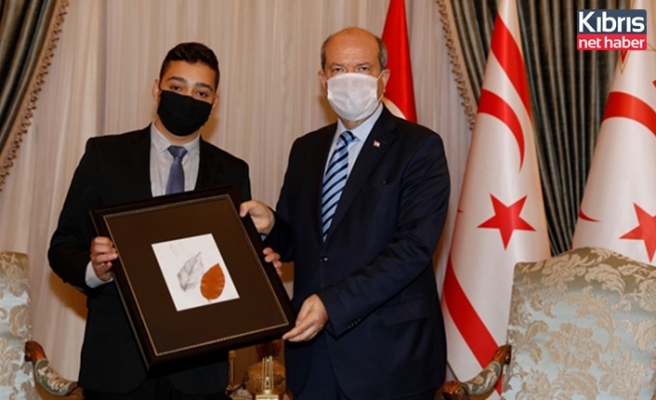 Cumhurbaşkanı Tatar’dan engelli sanatçı Mert Yalın’a ödül takdimi