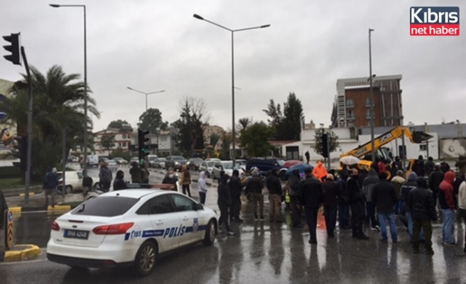 Güney'e geçemeyen işçiler Lefkoşa'da eylem yapıyor
