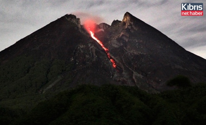 Endonezya'da Merapi Yanardağı'nda iki patlama oldu