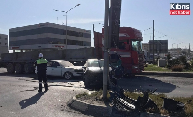 Lefkoşa'da kaza sonucu bir araç alev aldı