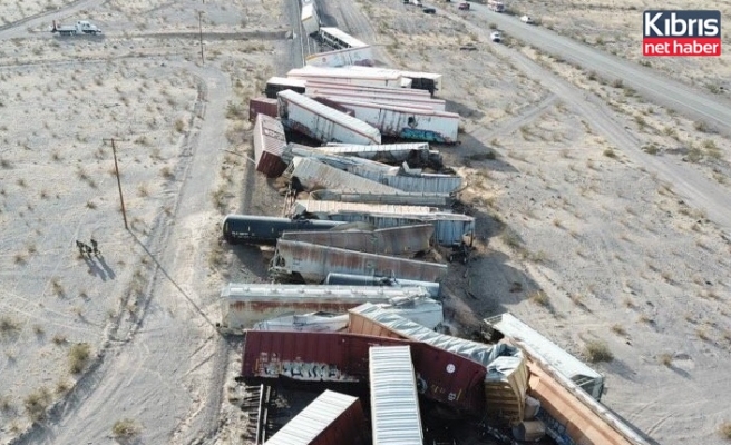ABD'de yük treni raydan çıkınca 44 vagon birbirine girdi