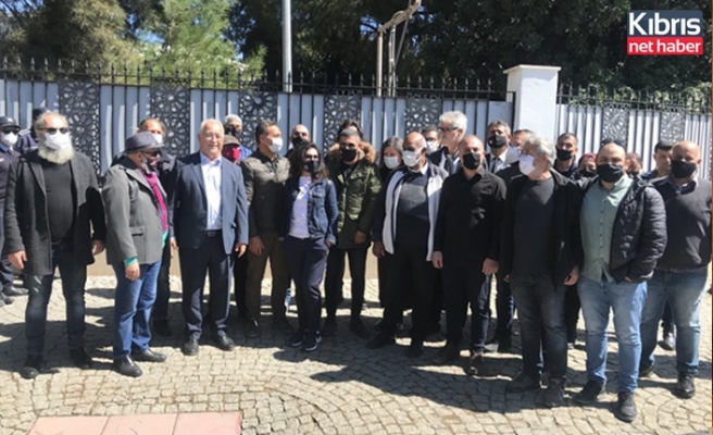 Bazı sendika ve örgütler Türkiye’nin Lefkoşa Büyükelçiliği önünde eylem yaptı