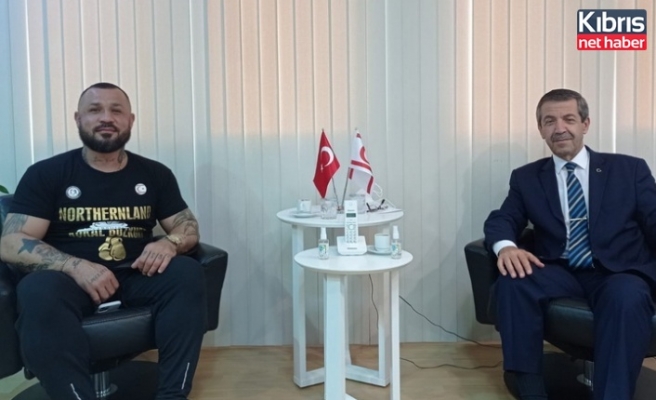 Dışişleri Bakanı Tahsin Ertuğruloğlu Milli Boksör Metin Turunç ile görüştü