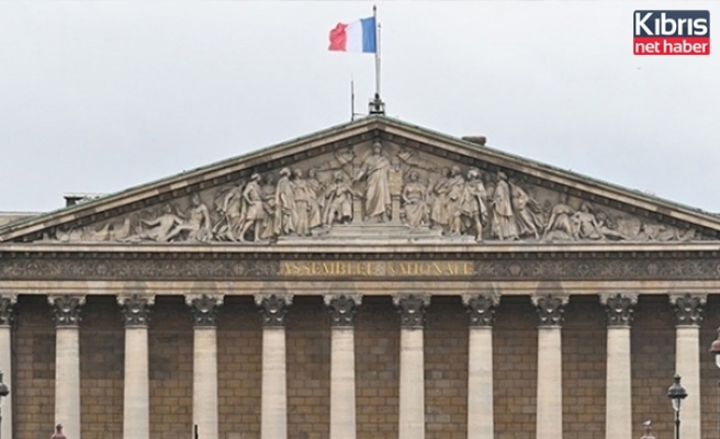 Fransa'da polis muhalif milletvekilinin meclise girmesini engelledi