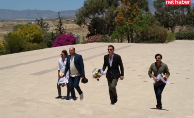 "Bir zamanlar Kıbrıs" oyuncuları Dr Küçük ve Denktaş'ın anıt mezarlarını ziyaret etti