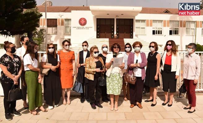 Kadınlar, ev içi şiddeti önleme yasası için meclis önünde toplandı