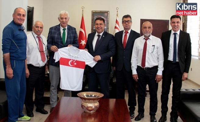 Başbakan Saner, Kıbrıs Türk Futbol Antrenörler Birliği İle Tc Futbol Antrenörler Derneği’ni Kabul Etti