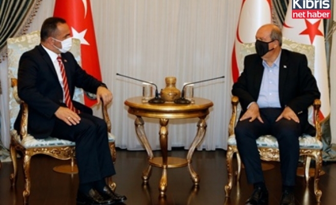 Cumhurbaşkanı Tatar, Beyoğlu Belediyesi ve okçular vakfı başkanı Yıldız'ı kabul etti