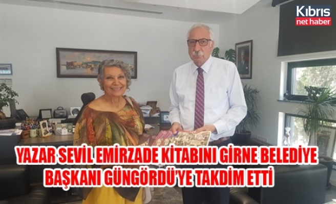 Yazar Sevil Emirzade Kitabını Girne Belediye Başkanı Güngördü’ye Takdim Etti