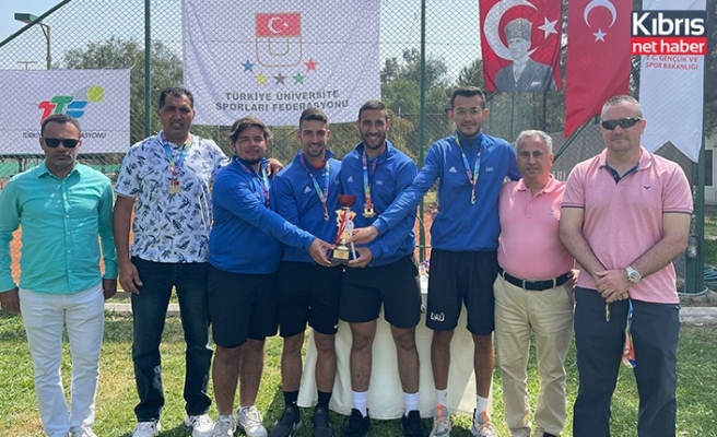 DAÜ erkek tenis takımı Türkiye üniversiteler 1. lig şampiyonu
