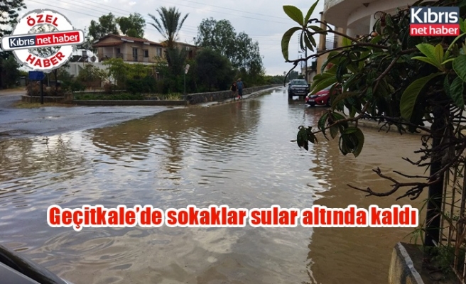 Geçitkale’de sokaklar sular altında kaldı