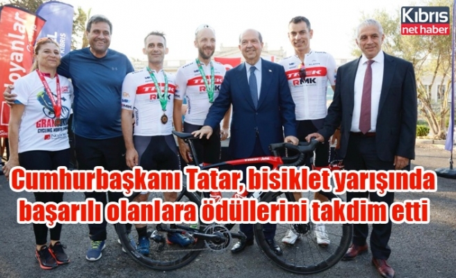Cumhurbaşkanı Tatar, bisiklet yarışında başarılı olanlara ödüllerini takdim etti