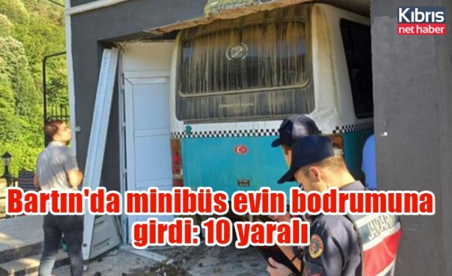Bartın'da minibüs evin bodrumuna girdi: 10 yaralı