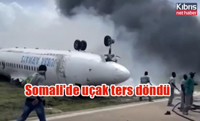 Somali'de uçak ters döndü