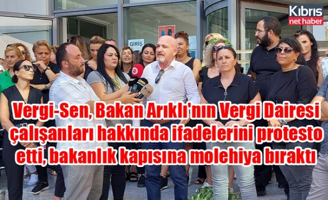 Vergi-Sen, Bakan Arıklı'nın Vergi Dairesi çalışanları hakkında ifadelerini protesto etti, bakanlık kapısına molehiya bıraktı