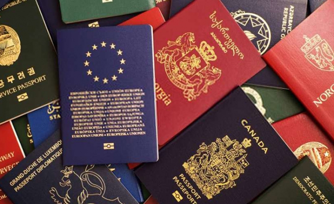 Sahte pasaportla yurtdışına çıkmak isteyen iki kişi tutuklandı